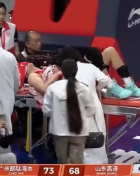 九游娱乐官网-退役X因素？郭艾伦左膝受伤捂脸沮丧 近三年仅打21场合同也将到期|广州男篮|山东男篮|丁彦雨航|郭指导|篮板_新浪体育_新浪新闻