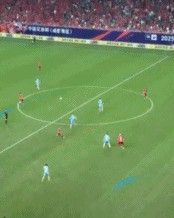 撞得不轻！黄锐烽与甘超空中硬碰硬对抗，前者痛苦倒地