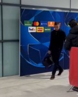 保持风度姆巴佩输球后与小球迷合影并签名