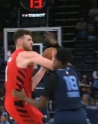 九游娱乐体育-杨瀚森队友被驱逐！克林根肘击普罗斯珀 被吹罚二级恶犯离场|开拓者|持球|德里克-罗斯|波特兰开拓者队|杨翰森_新浪体育_新浪新闻