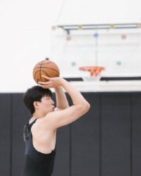 休赛期训练！杨瀚森社媒晒训练照：练练练🏋🏻